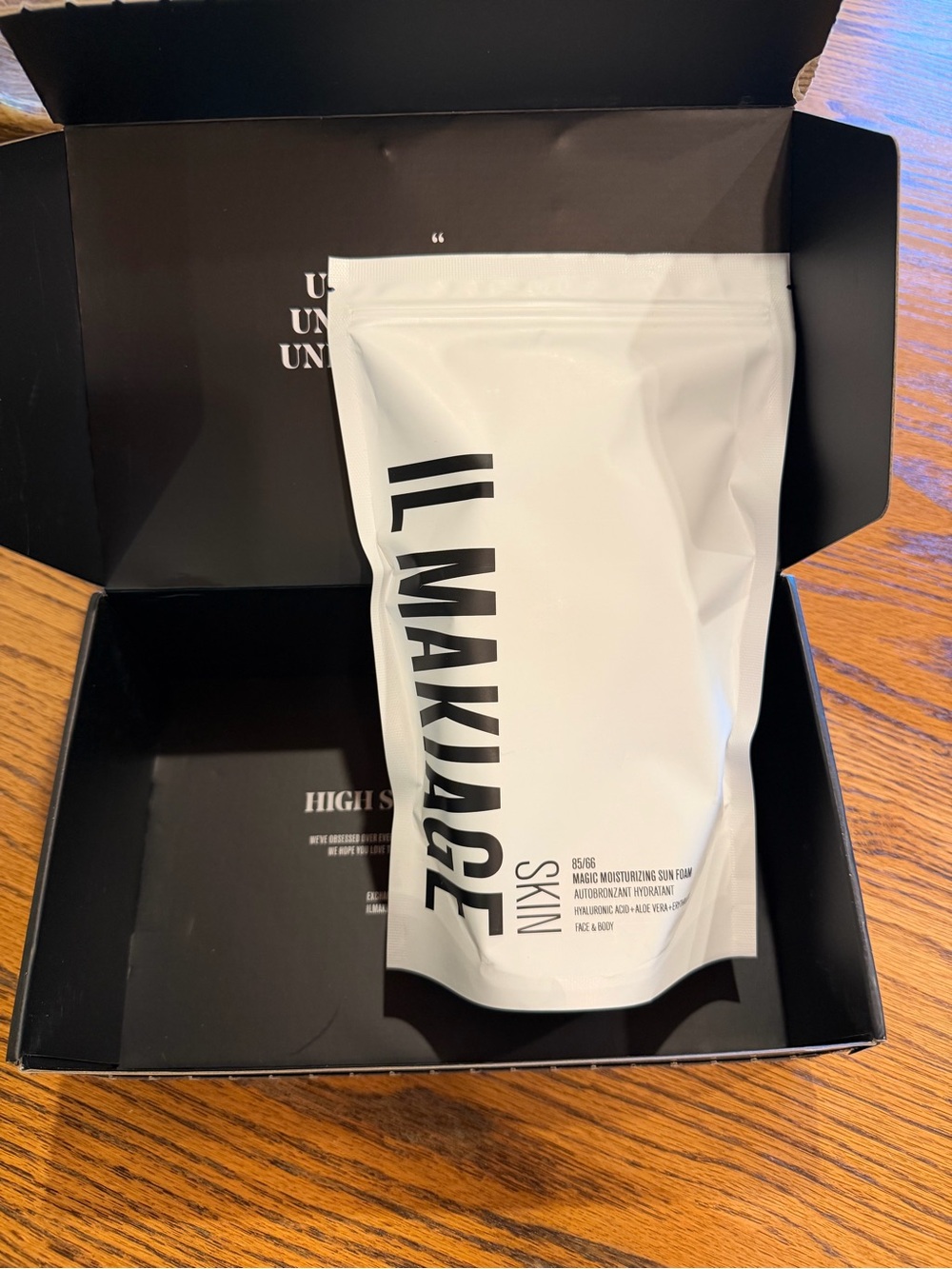 IL MAKIAGE Sunless Tan Foam + Flawless Base Blender Gift Set in Black Gift Box